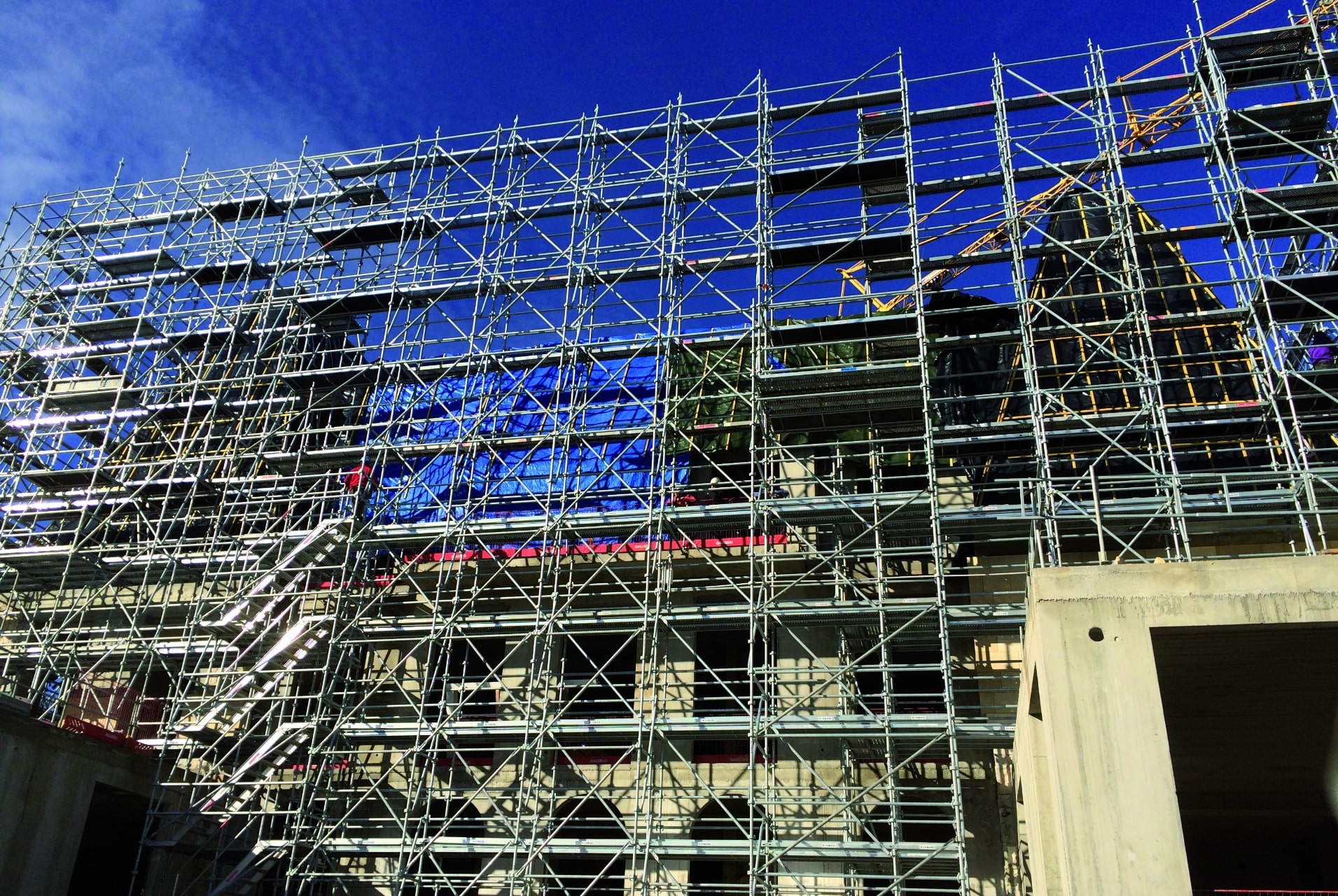 Échafaudages en treillis et modulaires pour hauteurs et configurations spéciales